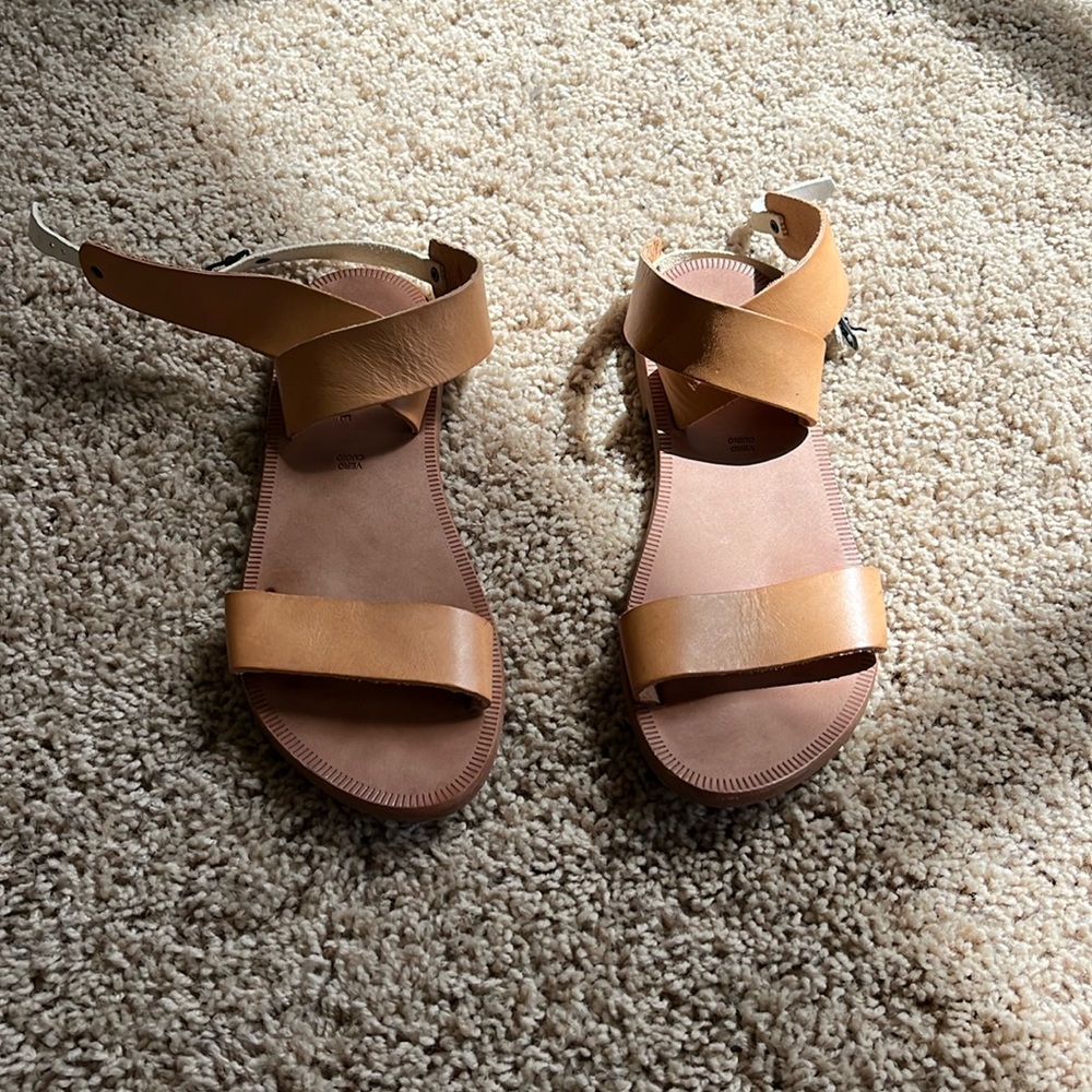 Joie a la plage sandals.